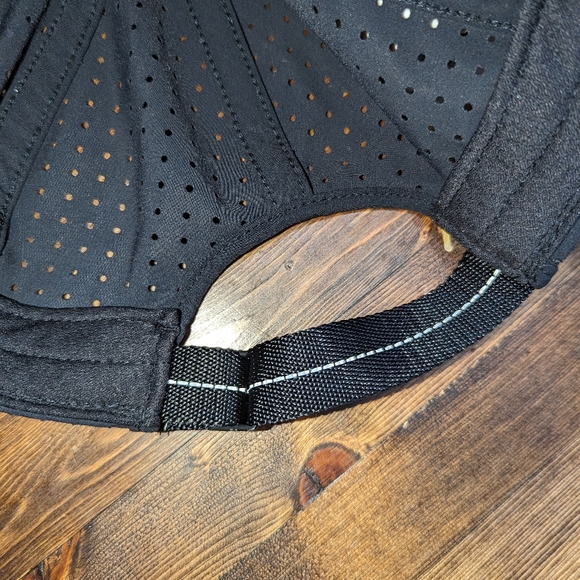 Lululemon black reflective running hat - Picture 4 of 5